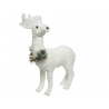 Een witte, stoffen rendier met een takje en besjes om zijn hals, in een speelse, decoratieve stijl.