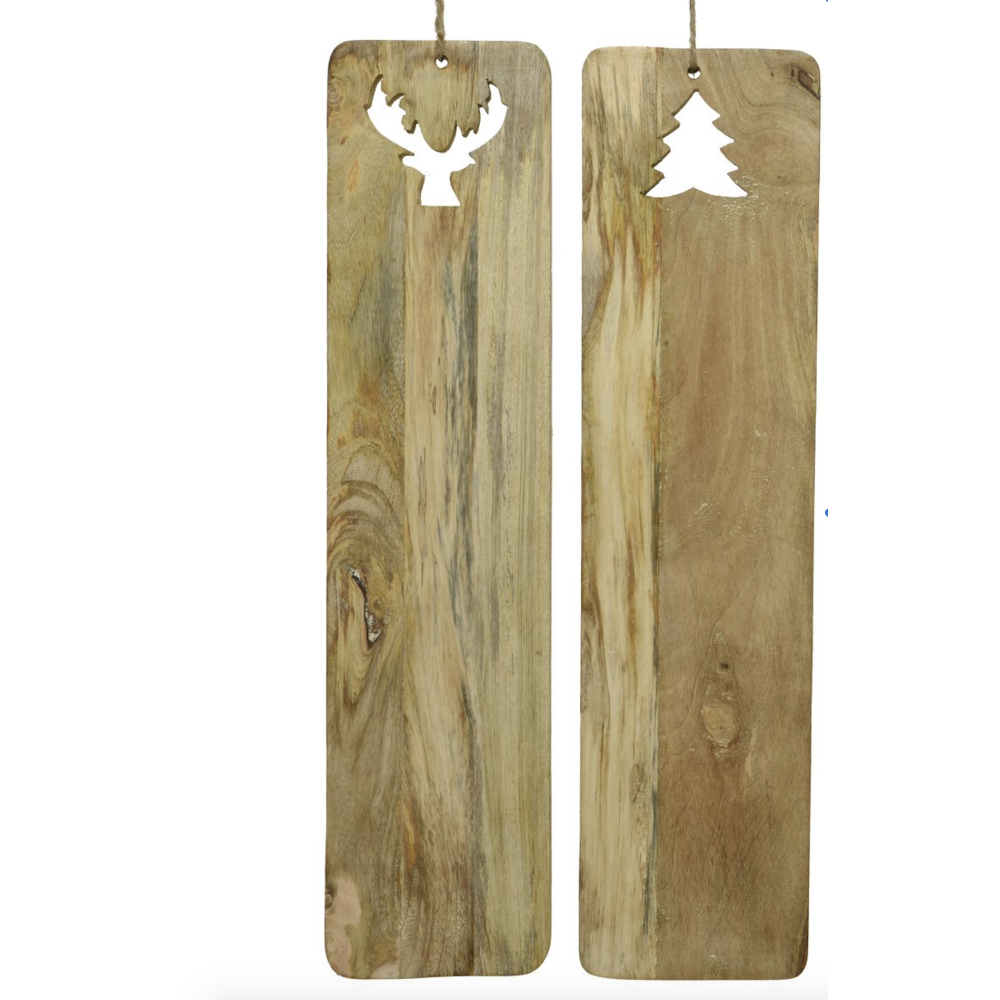 Twee houten planken met uitgesneden figuren van een rendier en een kerstboom. Lichtbruin, rustiek.