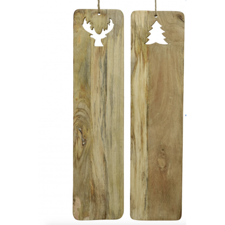 Twee houten planken met uitgesneden figuren van een rendier en een kerstboom. Lichtbruin, rustiek.
