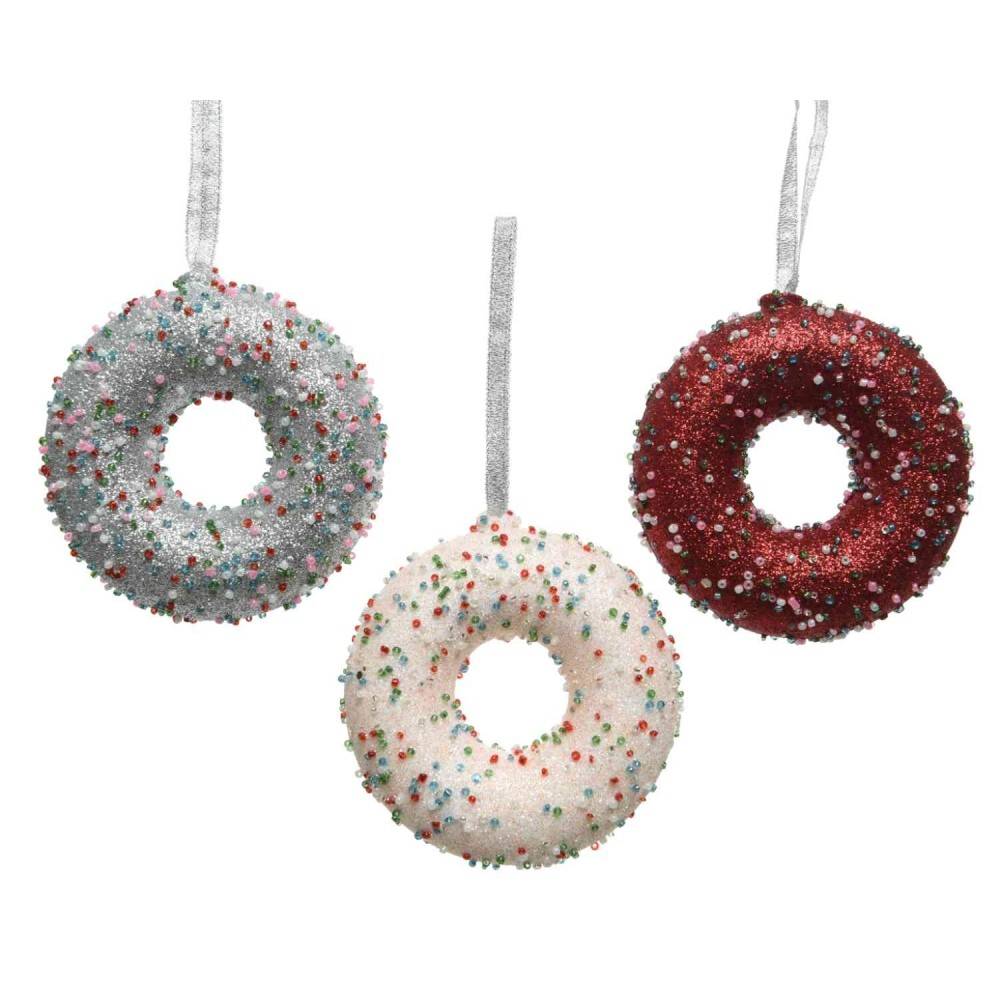 Drie feestelijke donuts met glitters en kleurrijke sprinkles, in zilver, wit en rood.