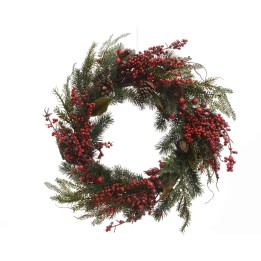 Groene dennen en rode bessen vormen een sfeervolle kerstkrans.
