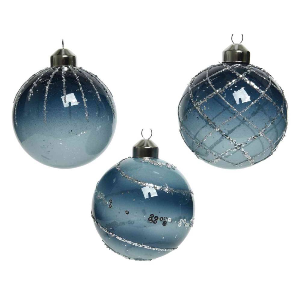 Drie glazen kerstballen in blauwtinten, versierd met zilveren lijnen en glitters.
