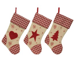 Drie kerstkousen met rode vormen op een beige achtergrond en geruite bovenkant.