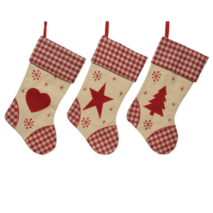 Drie kerstkousen met rode vormen op een beige achtergrond en geruite bovenkant.