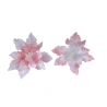 Roze en witte bloemvormige decoraties met een delicate, bladerenstructuur.