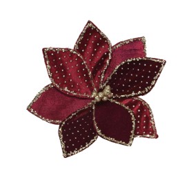 Een luxe, dieprode bloem van stof met glanzende bladeren en parelachtige details.