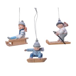 Drie schattige figuurtjes in winterkleding, bezig met wintersportactiviteiten op een glinsterende...