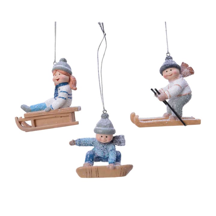Drie schattige figuurtjes in winterkleding, bezig met wintersportactiviteiten op een glinsterende...