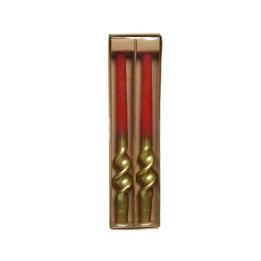 Twee rode kaarsen met een gedraaide gouden houder in een eenvoudige, elegante verpakking.