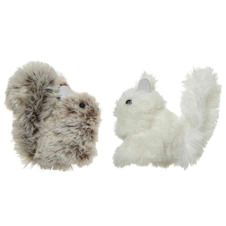 Twee schattige pluche dieren: een grijsbruin eekhoorntje en een witte kat, beiden met zachte vacht.