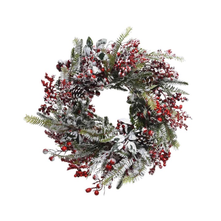 Kerstkrans met groene takken, besjes in rood en witte sneeuwachtige accenten.