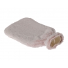 Zachte, roze warmwaterkruik met een pluizige buitenkant voor extra comfort.