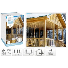 Decoratieve LED-verlichting met witte lampjes, hangend aan een houten veranda, met sneeuw op het ...