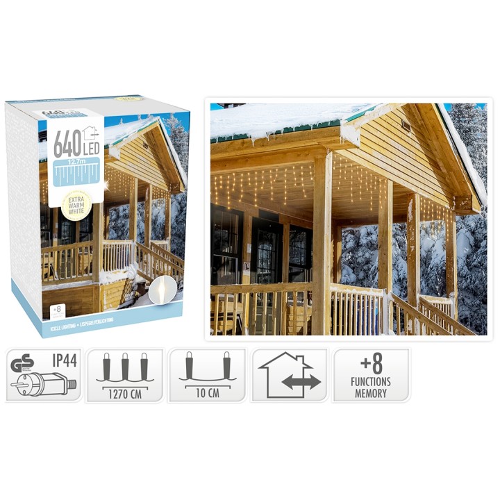 Een houten veranda met sfeervolle LED-verlichting in warme tinten, omringd door natuur.