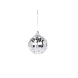 Een glanzende, ronde discobal met reflecterende vierkante schakeringen, hangend aan een draad.