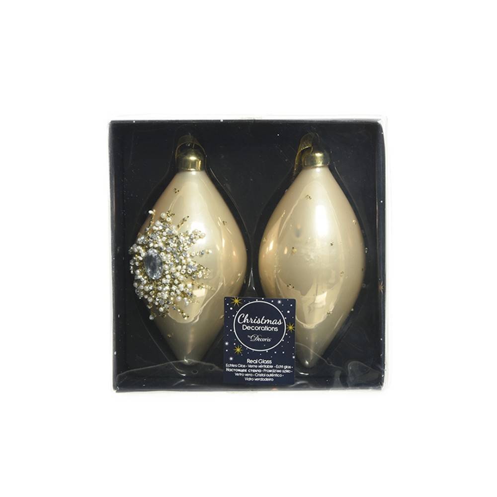 Twee gouden kerstballen met een glanzende afwerking, versierd met een parelachtige bloem.