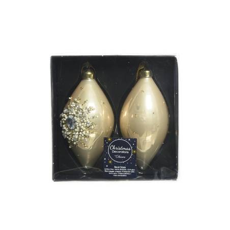 Twee gouden kerstballen met een glanzende afwerking, versierd met een parelachtige bloem.