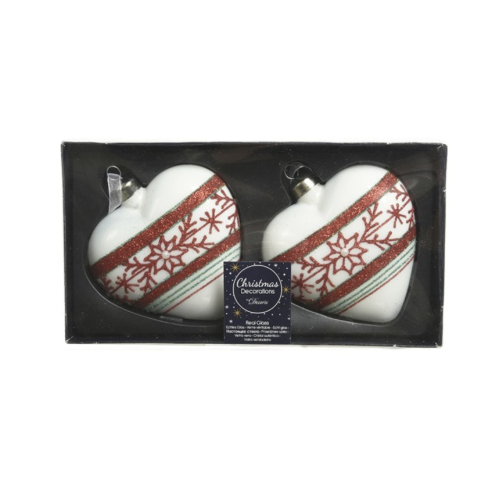 Twee witte hartvormige kerstballen met rode en groene versieringen in een elegante verpakking.