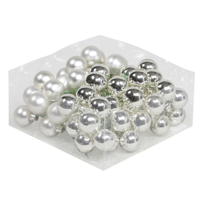 Een verzameling glanzende parelachtige bollen in wit en zilver, netjes gepresenteerd.