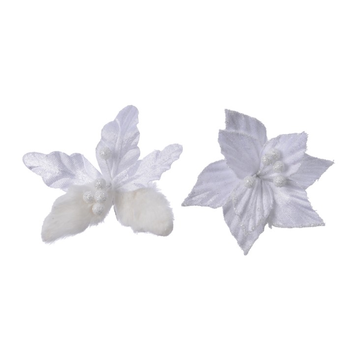 Twee witte, delicate bloemen van stof met zachte, pluizige details en een verfijnde uitstraling.