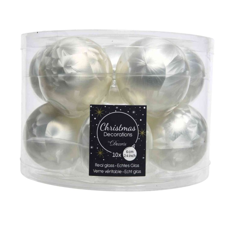 Glanzende kerstballen in zilver en wit, verpakt in een doorzichtige doos.