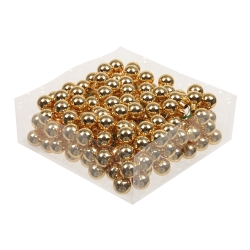 Glanzende gouden balletjes in een doorzichtige verpakking, speels en feestelijk.