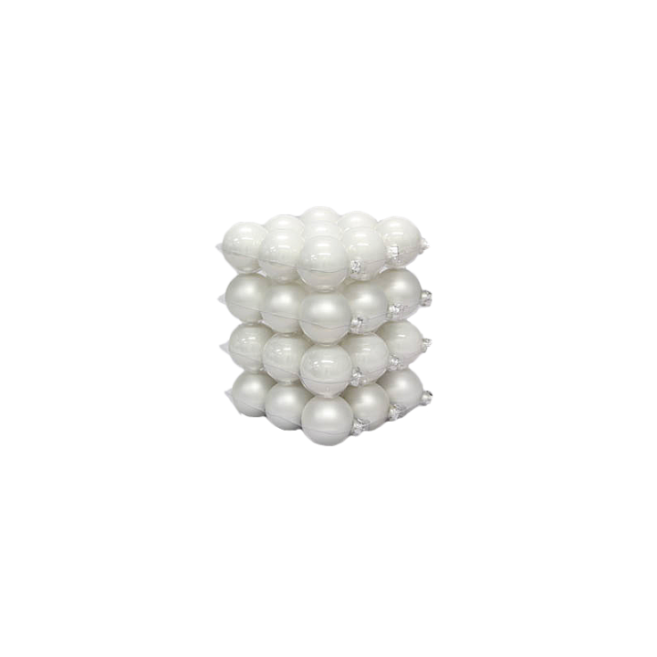 Een toren van glanzende, witte bollen, strak geordend in een moderne stijl.