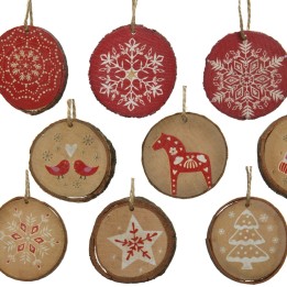 Houten kerstdecoraties in rood en bruin met witte patronen van sneeuwvlokken en figuren.