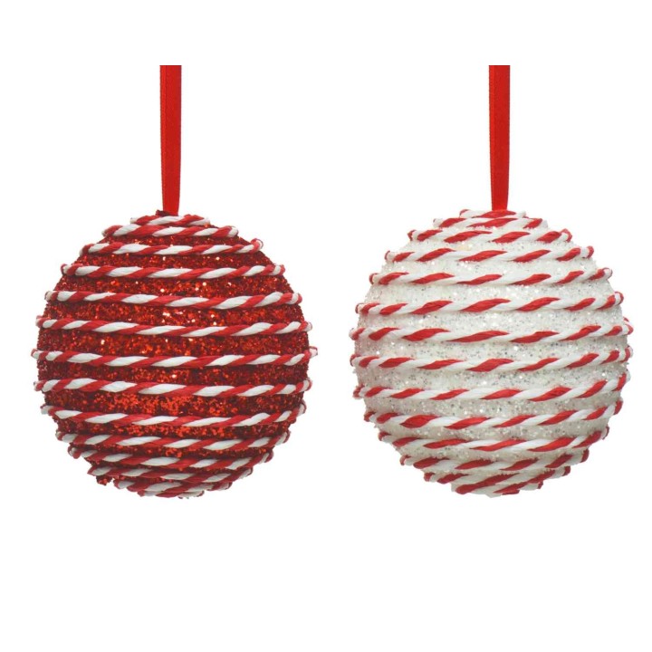 Twee kerstballen, één rood met glitters en wit, beiden omwikkeld met een rood-witte draad.
