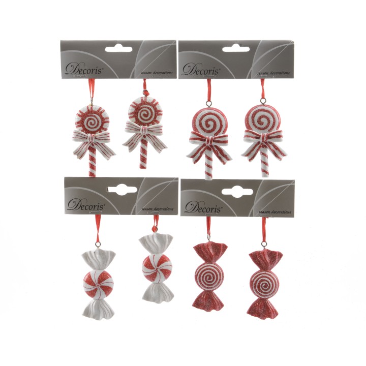 Decoratieve kerstversieringen in de vorm van snoepjes, in rood en wit, met glanzende details.