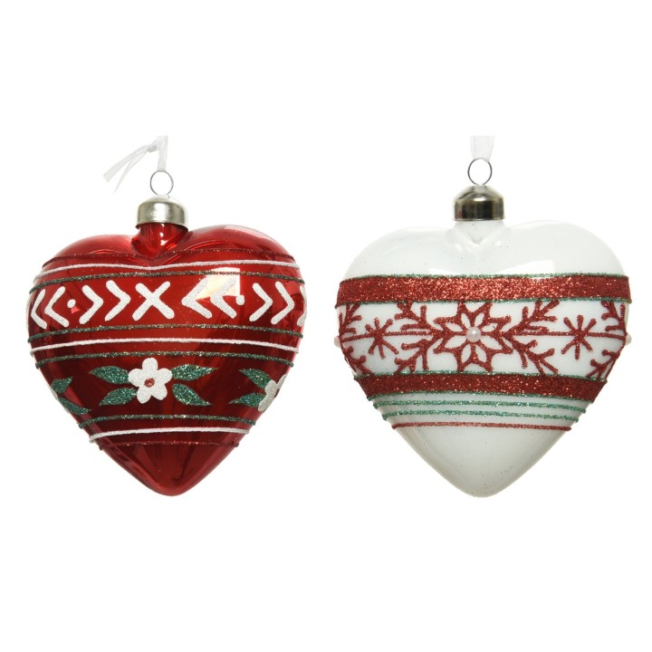 Twee hartvormige kerstballen, één rood met witte versieringen, de ander wit met glitters en pat...