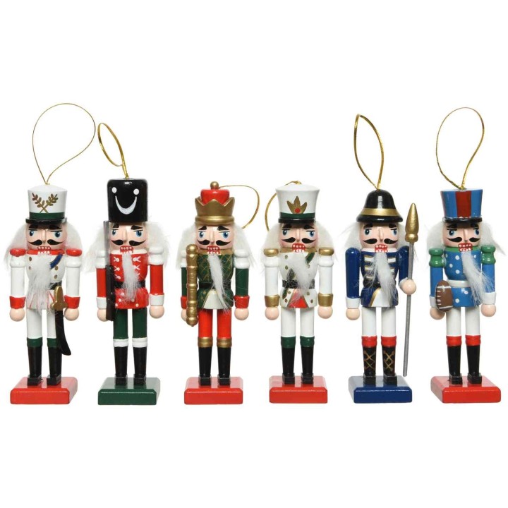 Zes kleurrijke houten kerstfiguren in militaire stijl met verschillende kostuums en accessoires.