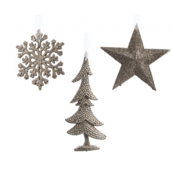 Drie sierlijke kerstversieringen in zilver: een sneeuwvlok, een ster en een kerstboom.