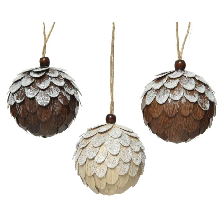 Drie kerstballen in natuurlijke tinten, versierd met schubachtige schilfers en glitters.