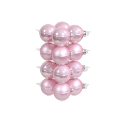 Een stapel glanzende, roze kerstballen met verschillende tinten en een ronde vorm.