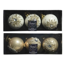 Zes kerstballen in zachte kleuren met gouden details en sprankelende versieringen.