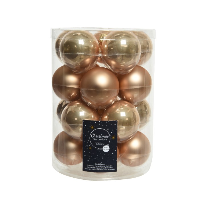 Een doorzichtige container met gouden en bronzen kerstballen, glanzend en in verschillende maten.