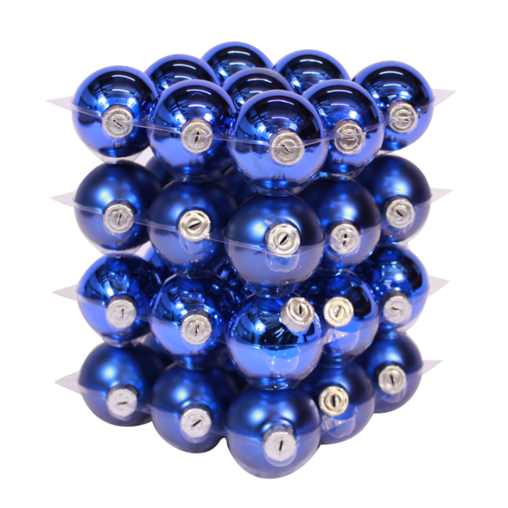 Een gestapelde kubus van glanzende, metallic blauwe ballen met zilveren bevestigingen.