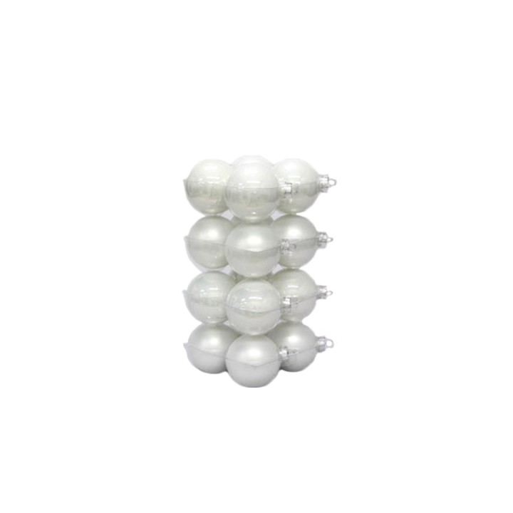 Een stapel glanzende, witte kerstballen in verschillende maten met een parelachtige afwerking.