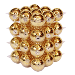 Glanzende gouden bollen gestapeld in een symmetrisch patroon, met een luxe uitstraling.