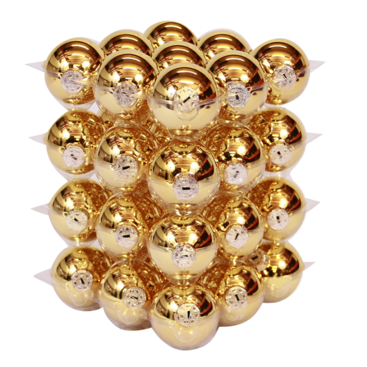 Glanzende gouden bollen gestapeld in een symmetrisch patroon, met een luxe uitstraling.