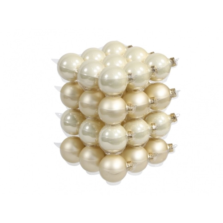 Een stapel glanzende, crèmekleurige kerstballen met een parelachtige uitstraling.