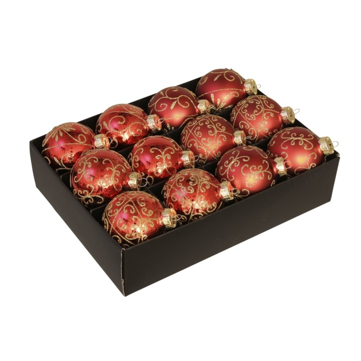 Een zwarte doos met vijftien glanzende, rode kerstballen met gouden versieringen.