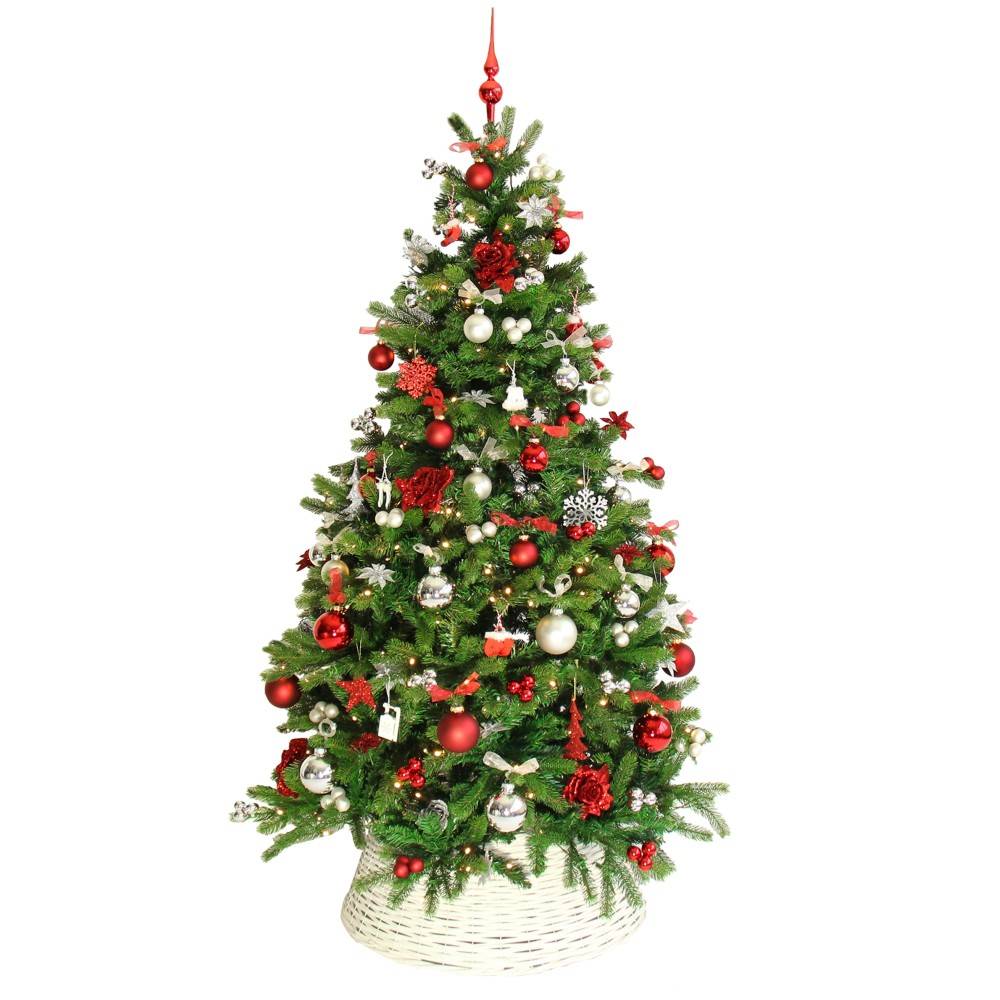 Groene kerstboom versierd met rode en zilveren ballen, sneeuwvlokken en glinsterende strikken.
