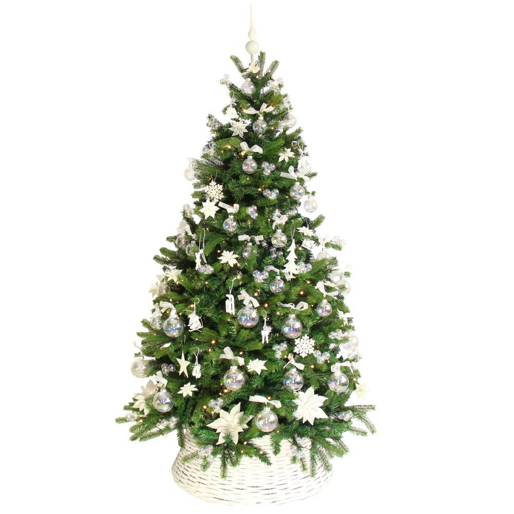 Groene kerstboom versierd met zilveren ballen, sterren en een witte mand aan de basis.