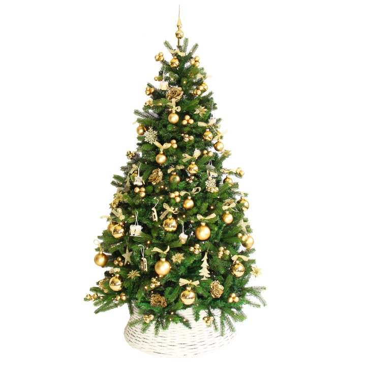 Een groene kerstboom vol gouden ballen en versieringen in een witte mand.