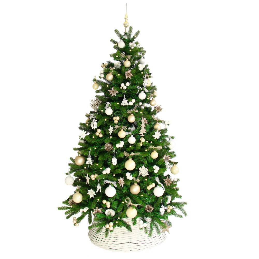 Een groene kerstboom versierd met gouden en witte ballen, sterren en natuurlijke elementen.