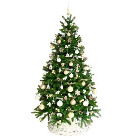 Een groene kerstboom versierd met gouden en witte ballen, sterren en natuurlijke elementen.