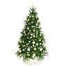 Een groene kerstboom versierd met gouden en witte ballen, sterren en natuurlijke elementen.