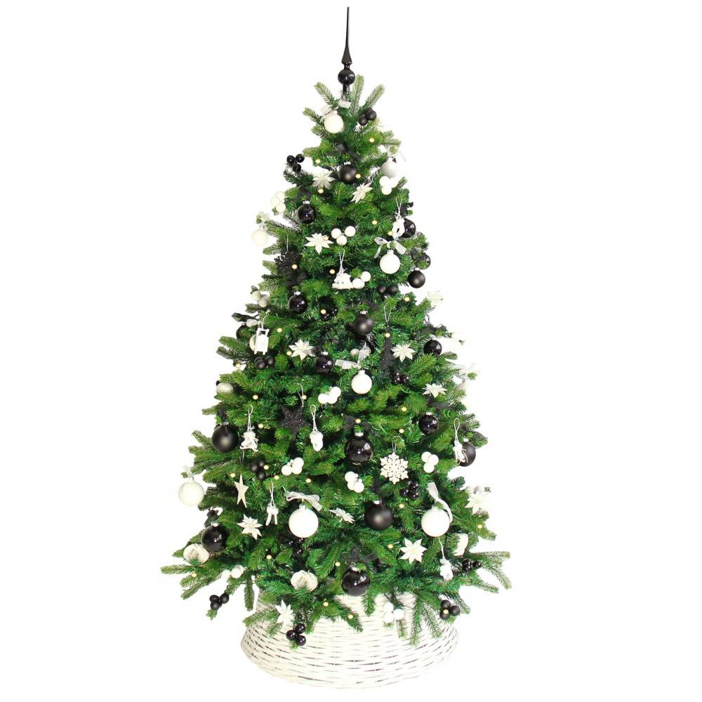Een groene kerstboom versierd met zwarte en witte ballen, sterren en een gevlochten mand.